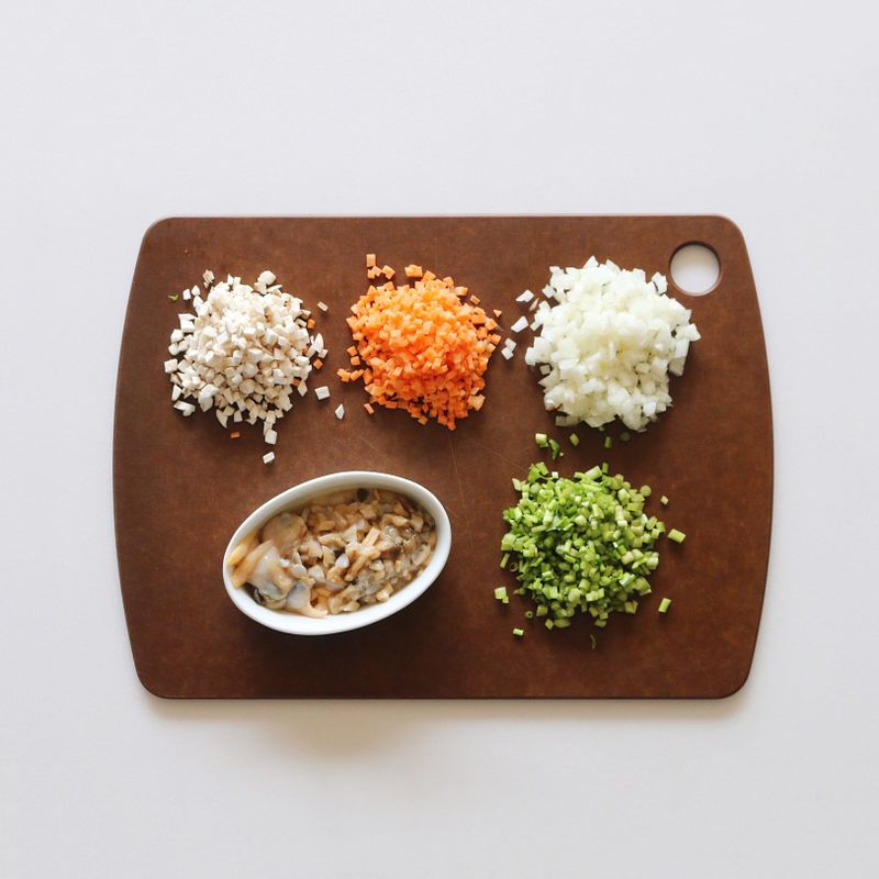 바지락살은 흐르는 물에 씻어 물기를 뺀 후 반만 다져주세요. 양파, 당근, 새송이버섯은 잘게 다지고 돌미나리는먹기 좋게 송송 썹니다.