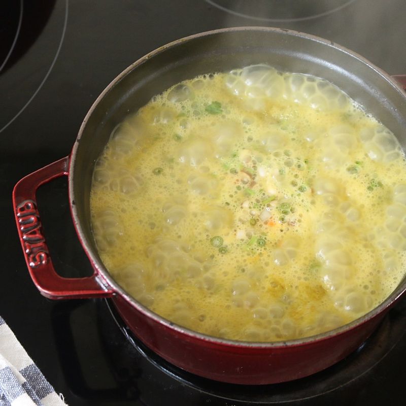 쌀알이 투명해지면 물을 붓고 10분간 끓이다 쌀알이 퍼지면 손질한 채소를 넣고 약한 불에서 15~20분간 저으며 끓여주세요.