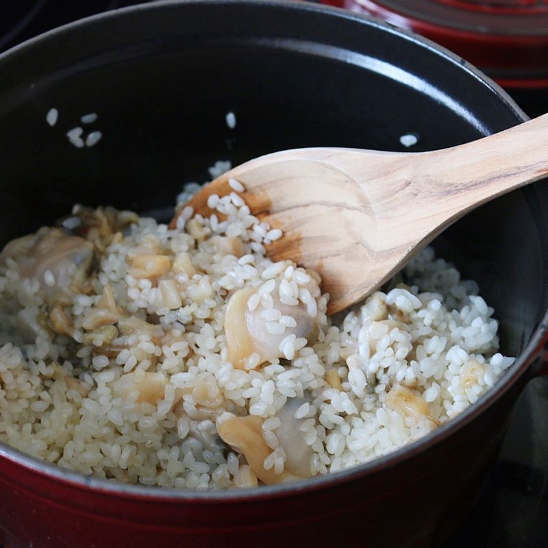 쌀은 씻은 후 체에 밭쳐 30분 정도 불립니다. 달군 냄비에 참기름을 두르고 나머지 바지락살을 볶다가 쌀을 넣어 중간불에서 5분간 볶아주세요.