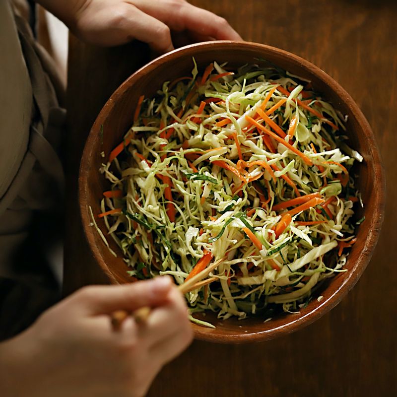 넓은 볼에 채를 썬 채소와 드레싱을 넣고 골고루 섞어 주세요.