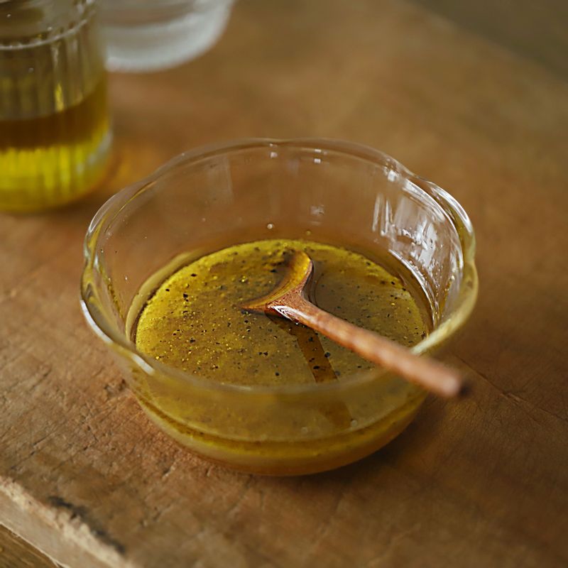 볼에 드레싱 재료를 넣어 골고루 섞어 주세요.