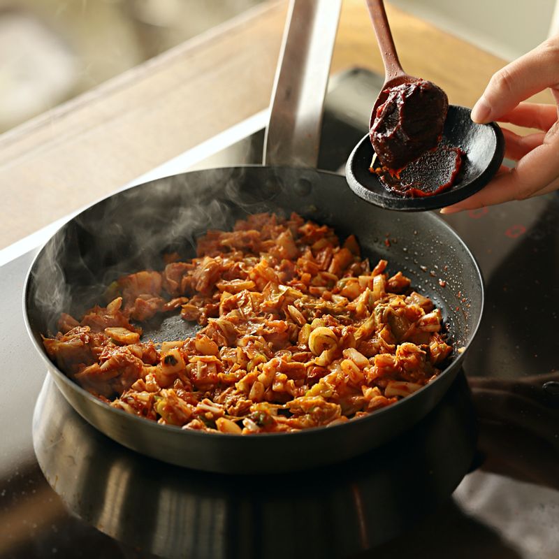 김치에 양념 재료와 밥을 넣고 볶은 후 식혀주세요.