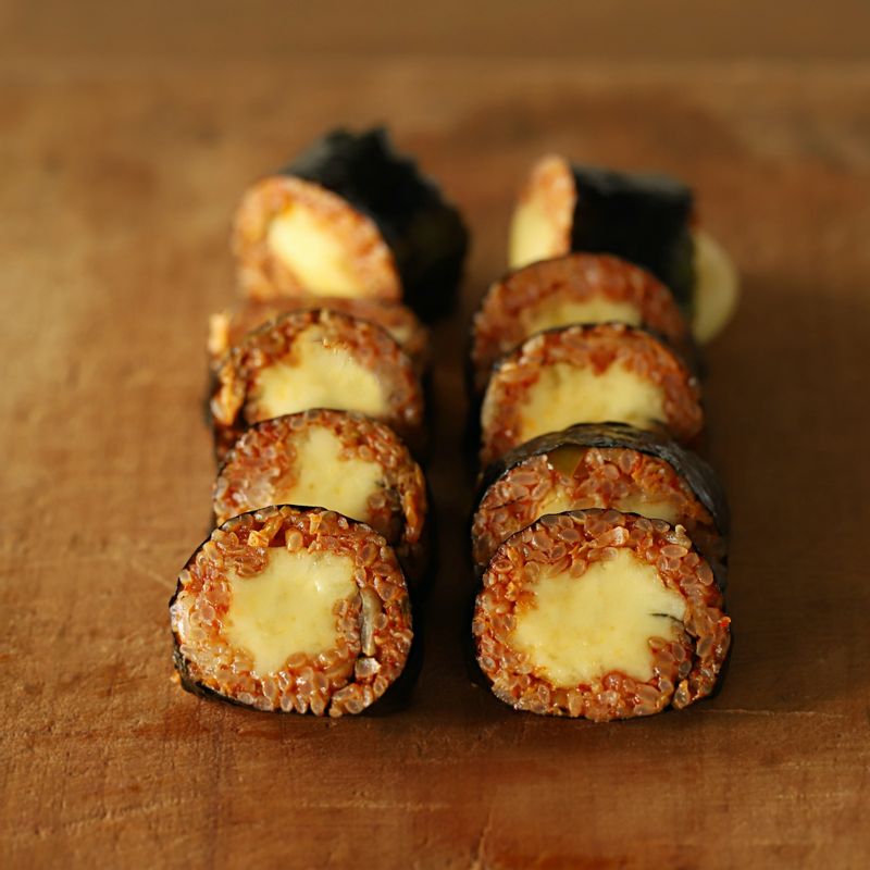 전자레인지에 3~40초 정도 돌린 후 먹기 좋게 썰어주세요.