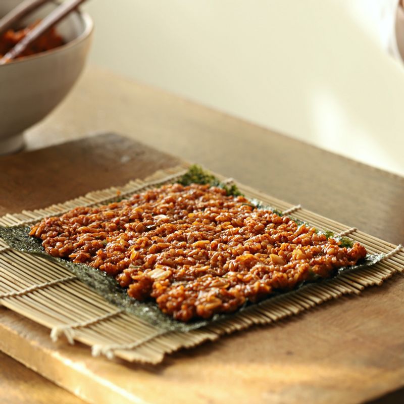 김에 식힌 볶음밥을 펼치고 피자 치즈를 넣은 후 김밥을 말아주세요.