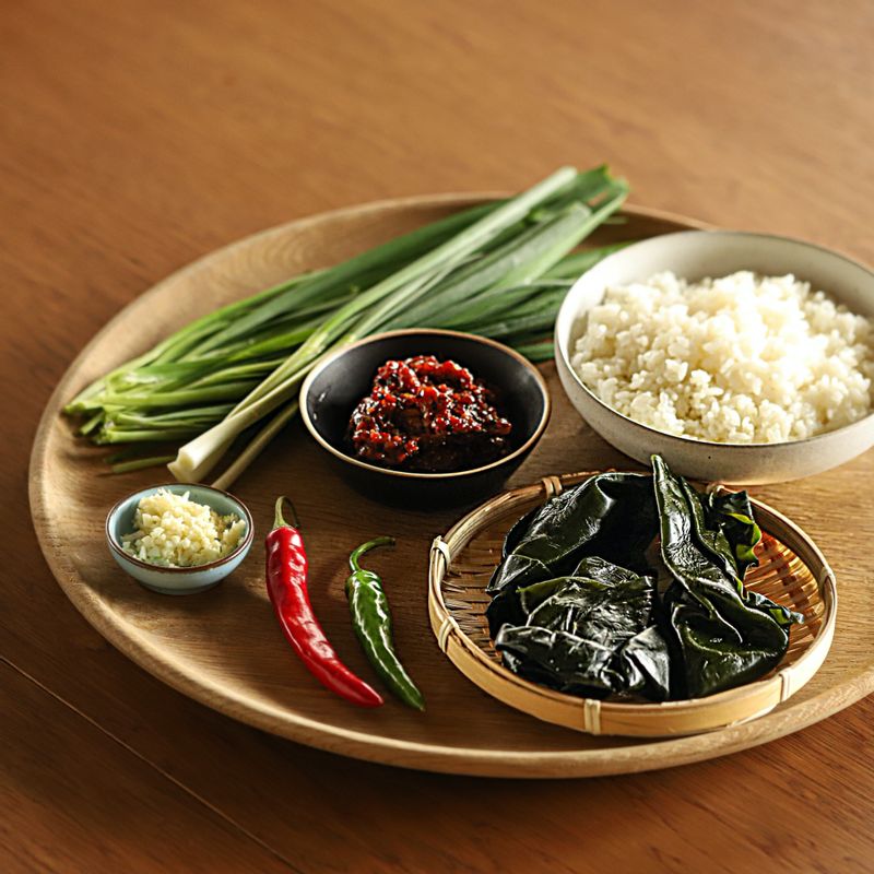 다시마 쌈밥을 위한 재료 이미지로 쌈 다시마 (염장 다시마),낙지 젓갈,홍고추,청양고추,실파 등으로 구성 되어있습니다.