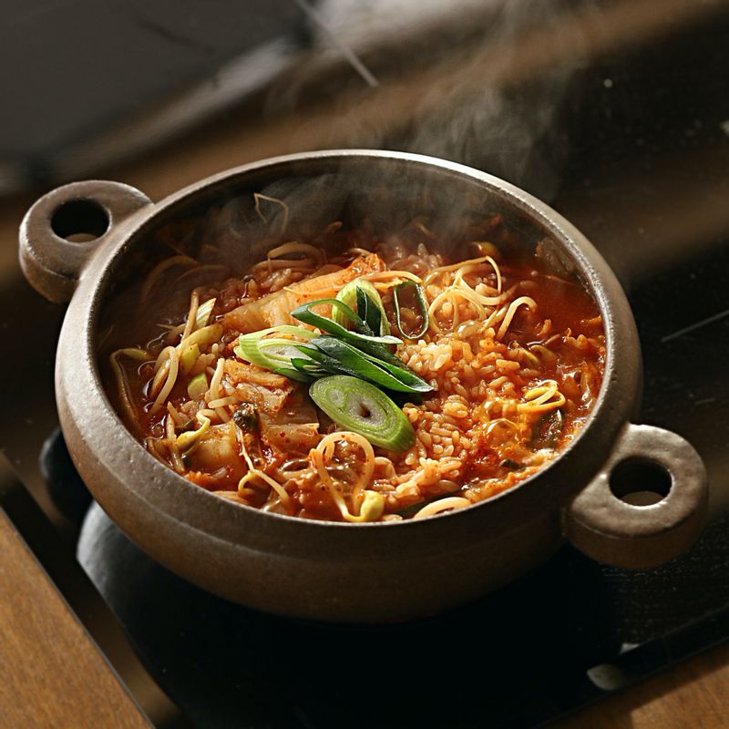 국간장을 넣어 간을 맞춘 후 밥과 콩나물, 대파를 넣어 끓여주세요.