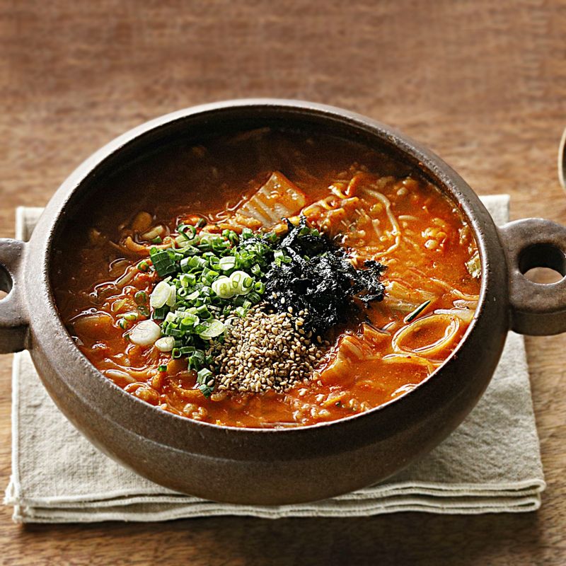 그릇에 담은 후 김가루와 통깨, 참기름, 다진 청양고추를 얹어 맛있게 즐겨주세요.