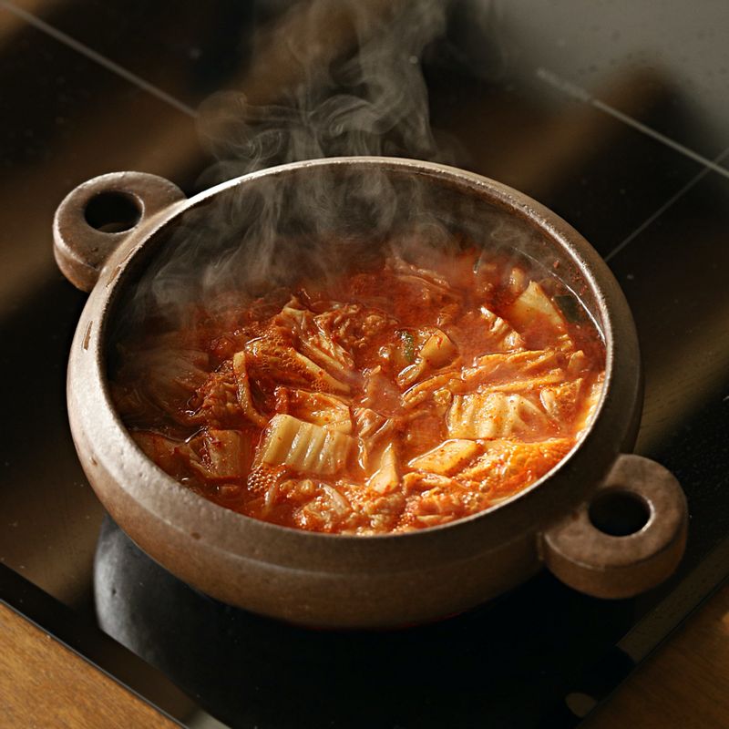 육수 재료를 건진 후 김치, 김치국물, 고춧가루를 넣어 5분 정도 끓여주세요.