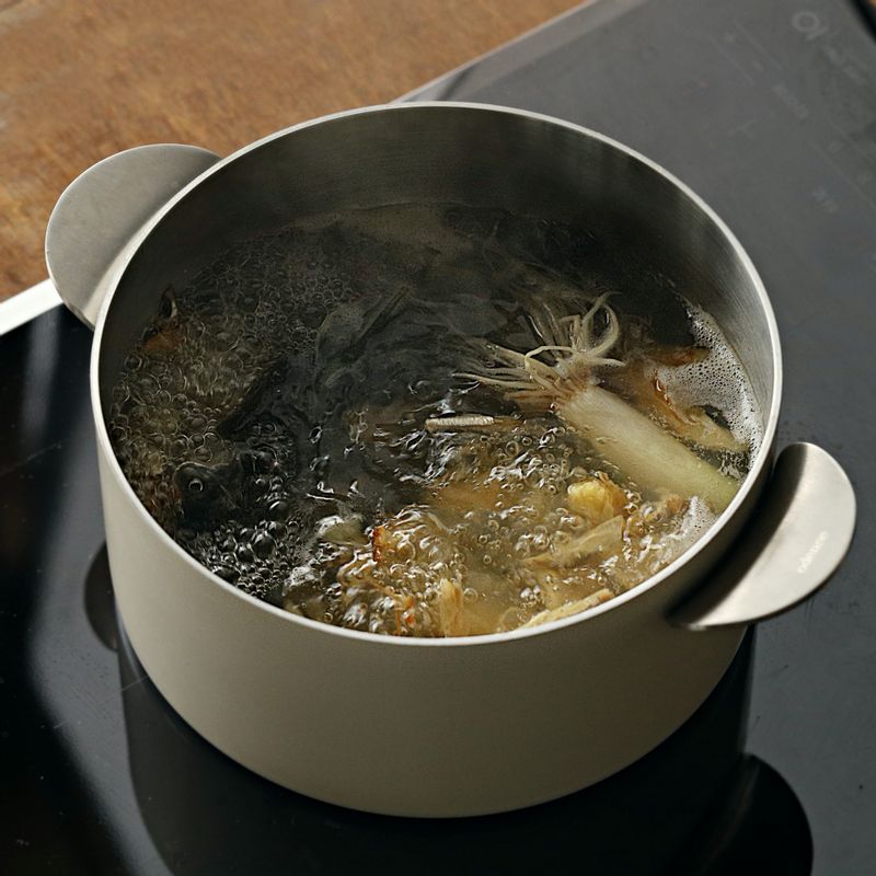 냄비에 육수 재료를 넣고 10분 정도 끓여 육수를 진하게 내주세요.