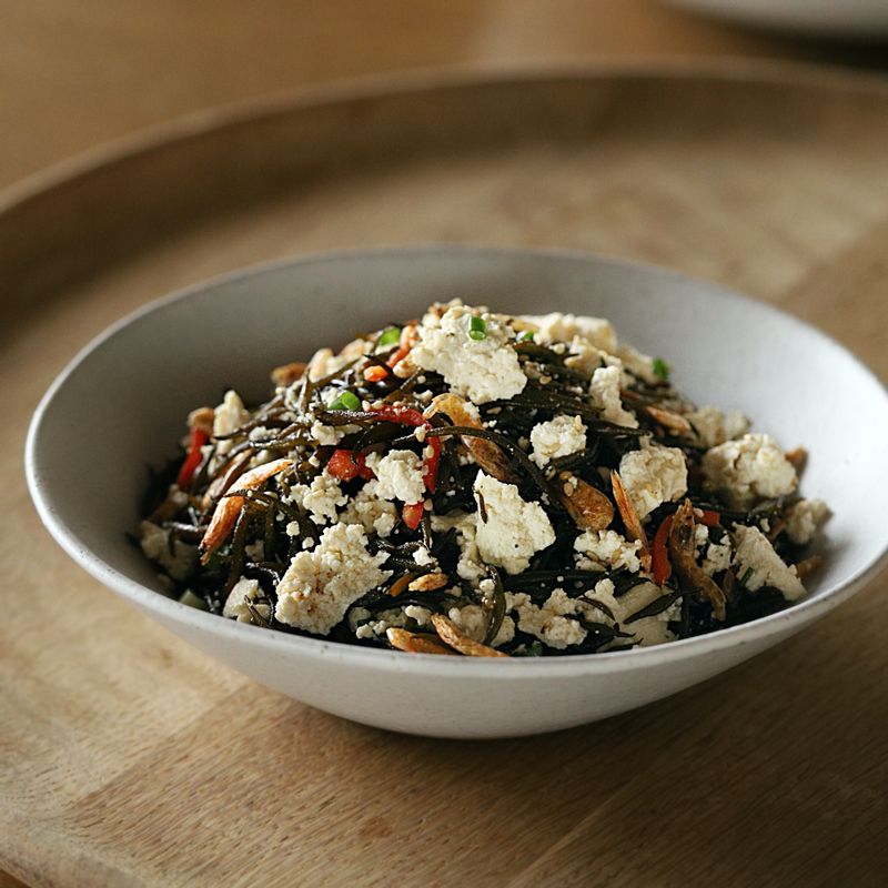 접시에 톳나물 무침을 담고 통깨를 뿌려 맛있게 즐겨주세요.