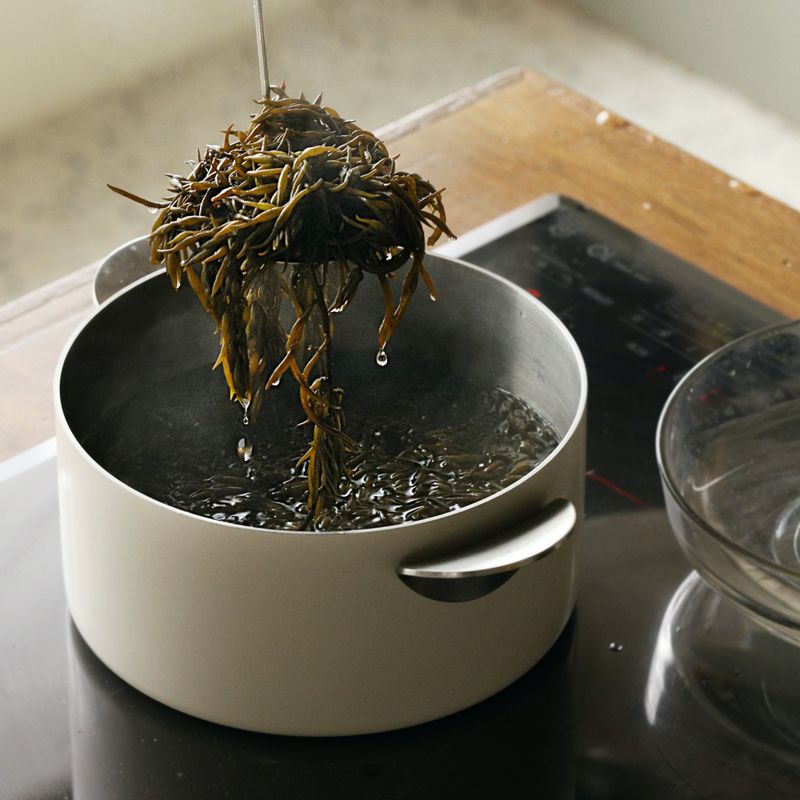 톳은 깨끗이 씻어 불순물을 제거해주세요. 끓는 물에 약간의 소금과 톳을 넣은 후 색깔이 녹색으로 변하면 건져 내 찬물에 헹궈 물기를 빼주세요.