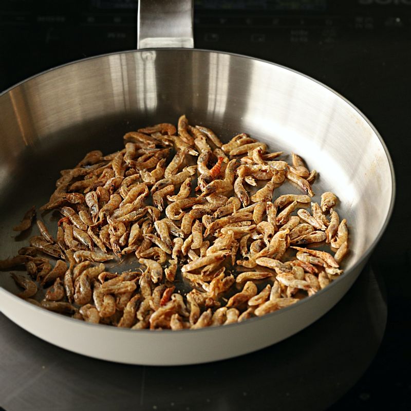 잔 새우는 체에 넣고 흔들어 이물질을 제거하고 마른 팬에 볶아주세요.