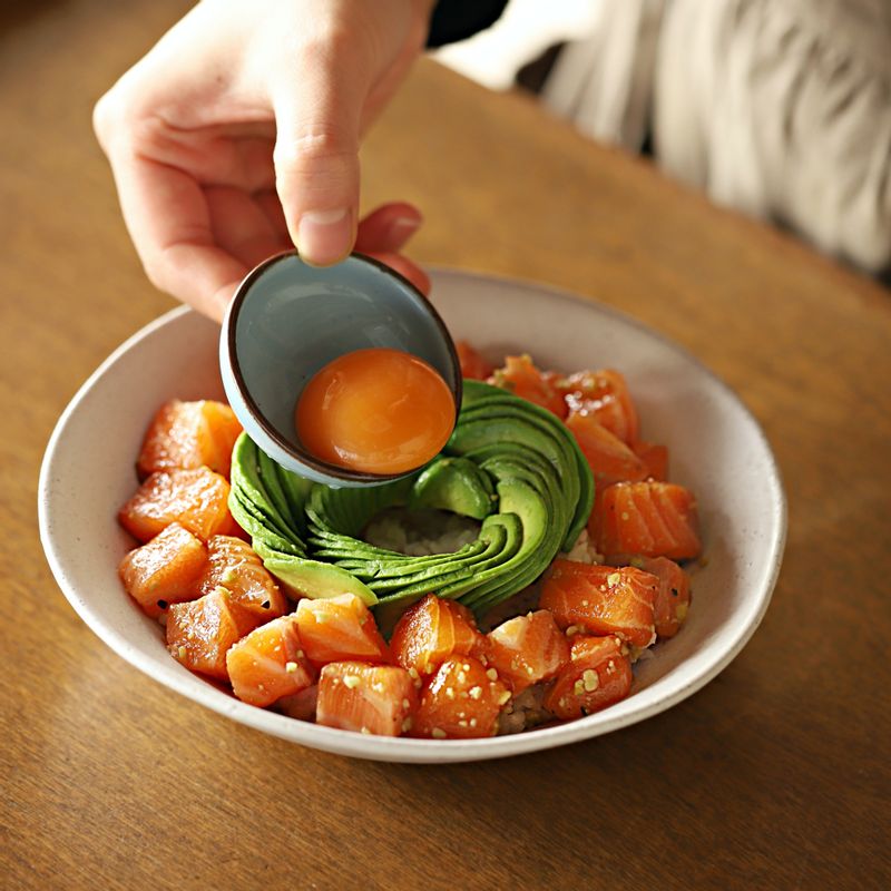 가운데에 달걀 노른자를 올린 후 쪽파와 통깨, 후춧가루를 뿌려주세요.