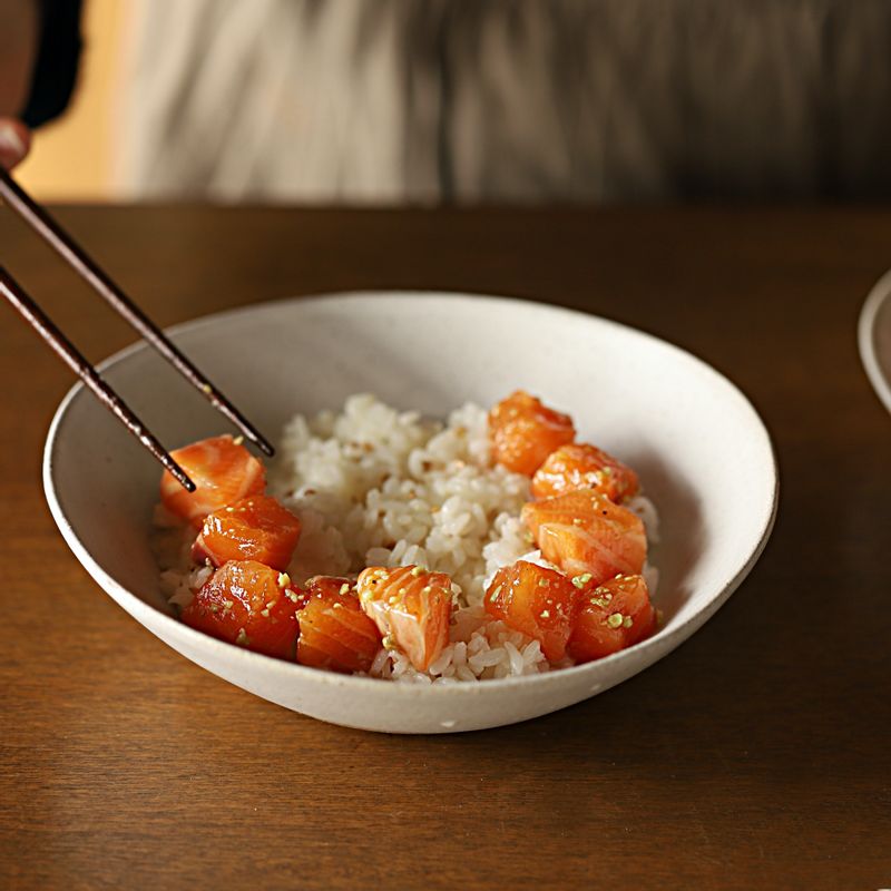 그릇에 밥과 밥 밑간 재료를 넣어 밑간을 한 후 재워 둔 연어를 얹고 아보카도를 가운데에 올려주세요.