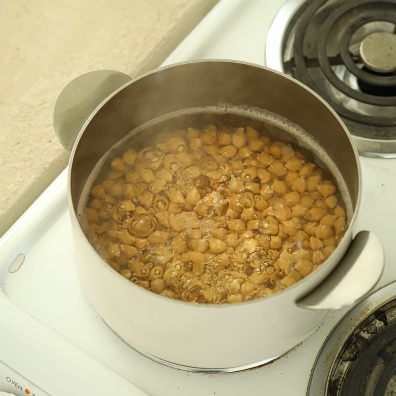 6시간 정도 불린 병아리콩을 냄비에 담고 콩이 넉넉히 잠길 만큼 물을 붓고 15분 정도 삶아주세요.