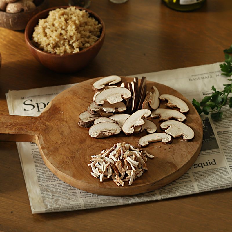 버섯은 밑동을 자르고 채를 썰어 주세요. 기둥은 결대로 찢어주세요.