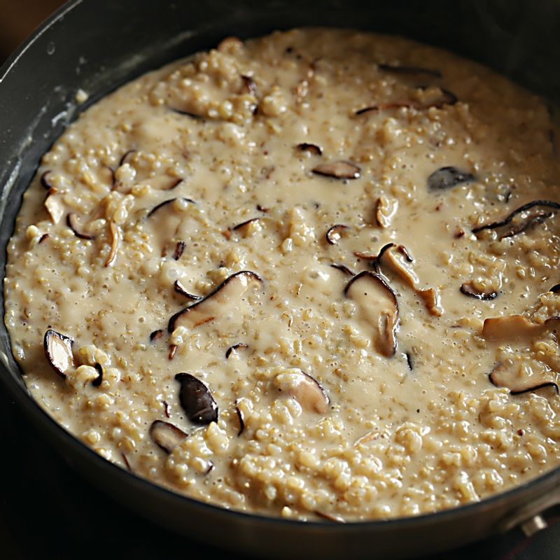 두유를 넣고 약불에서 잘 섞어주세요. 되직한 농도가 되면 불을 꺼주세요.