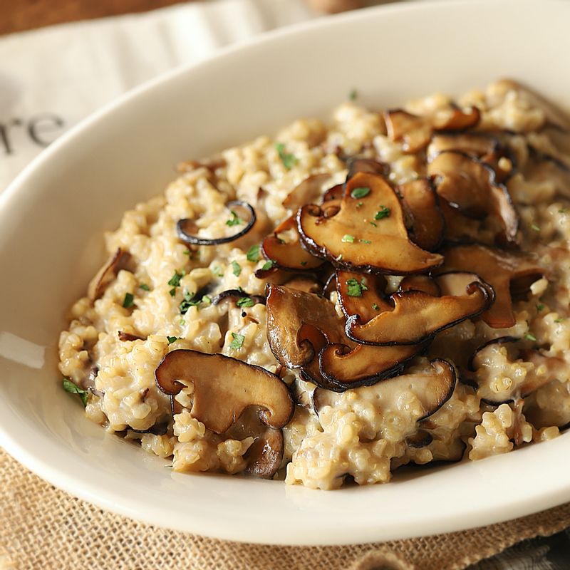 완성된 리조또를 그릇에 담고 구운 버섯과 다진 파슬리, 트러플 오일을 뿌려 맛있게 즐겨주세요.