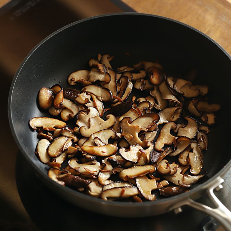 팬에 기름을 두르고 버섯과 소금, 후춧가루를 넣어 노릇해질 때까지 볶아주세요. 
(tip. 볶은 버섯은 고명으로 사용할 만큼 덜어주세요)