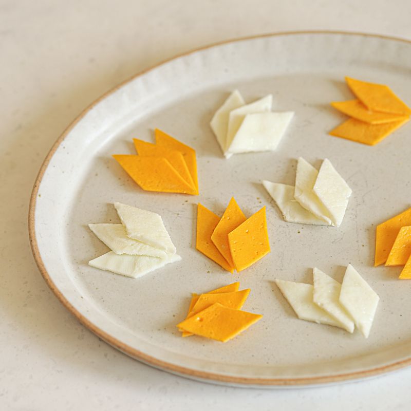 달걀은 약간의 소금을 넣어 황백지단을 부쳐 가늘게 채를 썰어주세요.