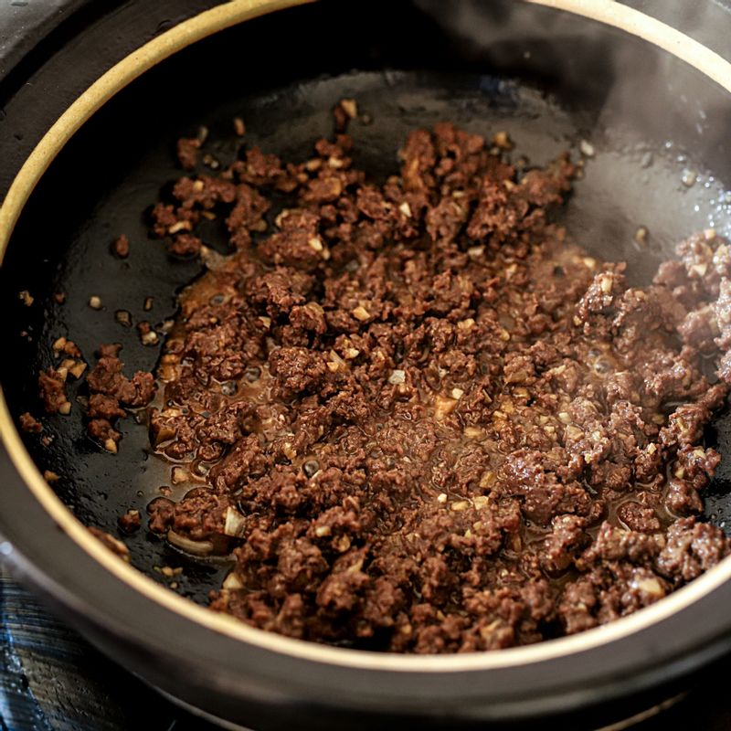 팬에 고기를 볶은 후 덜어주세요. 냄비에 육수를 넣어 끓여주세요.