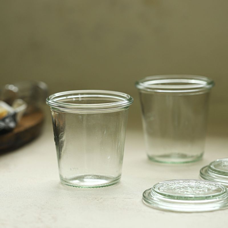 냄비에 물을 넣고 유리병을 거꾸로 담아 끓기 시작하면 중약불로 줄여 2~3분 더 끓인 후 꺼내 물기를 제거해 주세요. (뜨거운 상태로 병을 세워 두면 증기가 날아가면서 빨리 말릴 수 있어요)