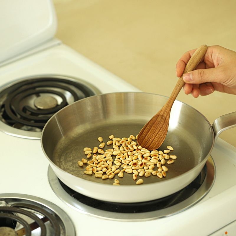 달군팬에 잣을 넣고 갈색빛에 살짝 돌도록 볶아주세요.