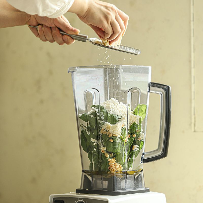 블렌더에 마늘 구운잣 바질 올리브오일 을 넣고 파르메산 치즈를 갈아서 넣어 주세요.
(치즈가 없을 시 치즈가루로 대체 가능해요.)