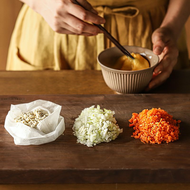 양파와 당근은 곱게 다지고, 두부는 칼등으로 으깨어 면보에 감싸 물기를 짜주세요. 달걀은 약간의 소금을 넣고 고루 섞어 달걀물을 만들어주세요.