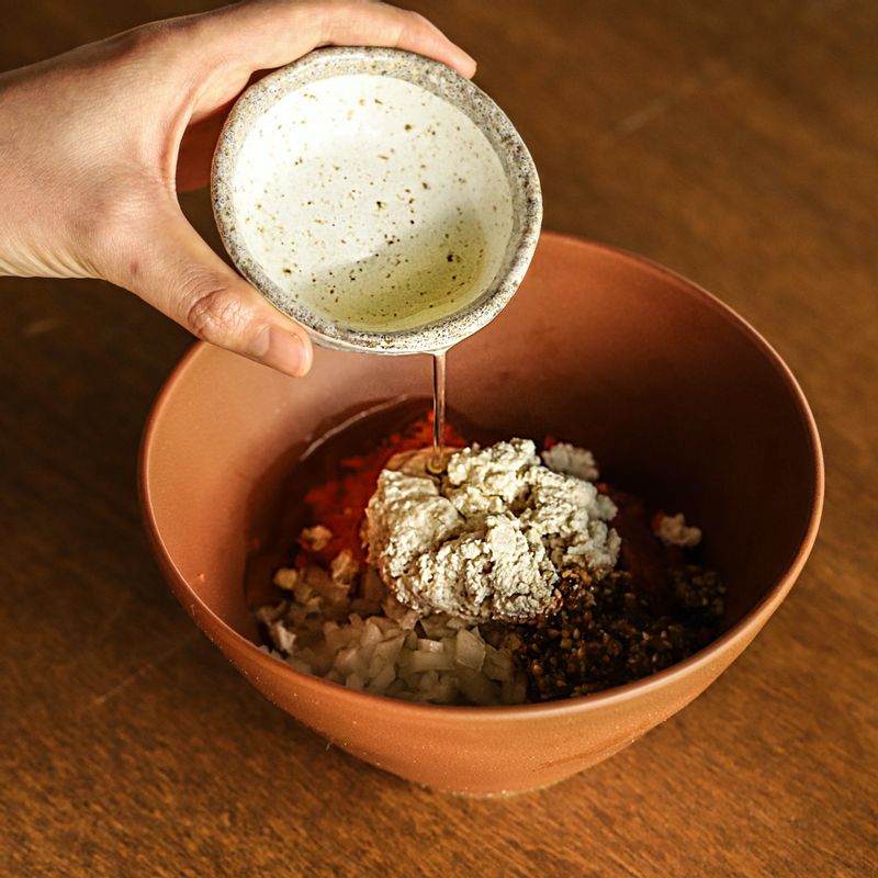 다진 쇠고기는 키친타올에 올려 핏물을 뺀 후 볼에 넣고 다진 양파와 당근, 두부, 양념 재료를 넣어 끈기있게 치대어 소를 만들어주세요.
(tip. 다진 쇠고기와 다진 돼지고기를 섞어 만들면 좀 더 부드럽고 풍미 좋은 전을 만들 수 있어요.)