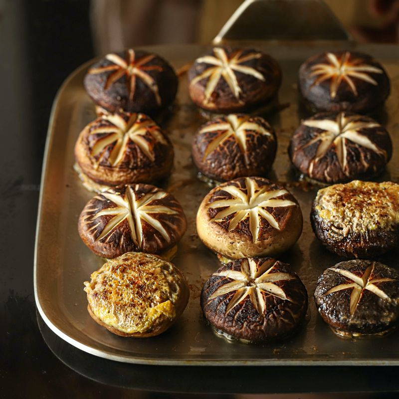 달군 팬에 기름을 두르고 소를 채운 표고버섯을 올리고 소가 속까지 익도록 약한불에서 은근히 앞뒤로 뒤집어 가며 익혀주세요.