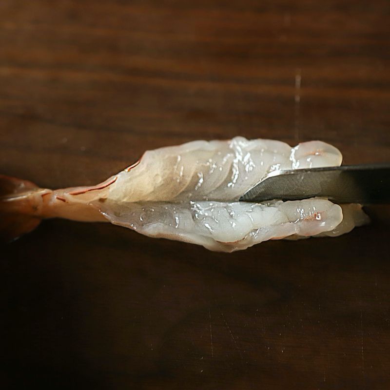 새우는 꼬리만 남기고 껍질을 벗기고 등부분에 칼집을 넣어 펼친 후 내장을 제거해주세요. 새우 살이 오그라들지 않도록 칼집을 넣고 맛술과 후춧 가루를 뿌려 10분 정도 재워주세요.