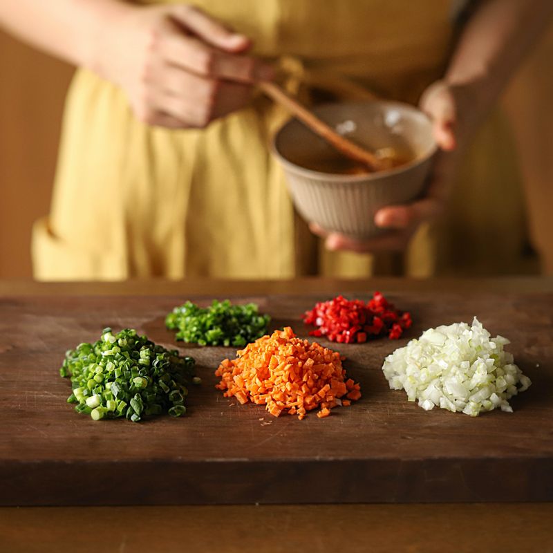 양파와 당근, 홍고추, 청고추는 곱게 다지고, 실파는 송송 썰어주세요. 달걀(달걀1개와 달걀노른자 1개)에 약간의 소금을 넣고 고루 섞어 달걀물을 만들어주세요.