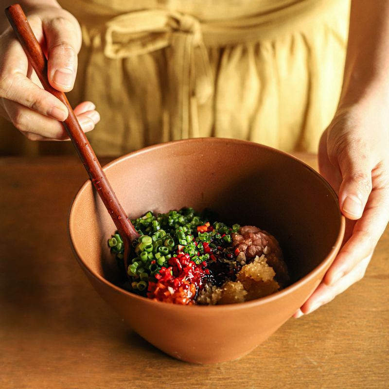 다진 돼지고기는 키친타올에 올려 핏물을 뺀 후 볼에 넣고 다진 양파와 당근, 청고추, 홍고추, 실파, 양념 재료를 넣어 치대어 소를 만들어주세요.