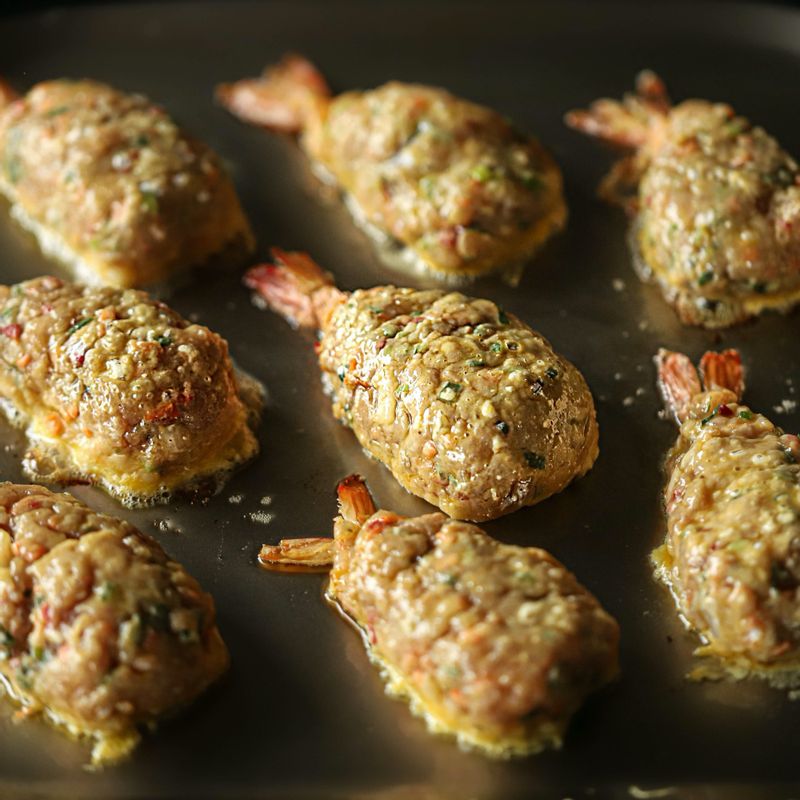 달군 팬에 기름을 두르고 소를 채운 부분이 팬에 먼저 닿게 올려 약한 불에서 은근히 앞뒤로 뒤집어 가며 익혀주세요.