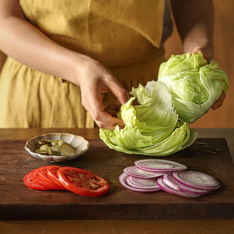 잎상추는 깨끗이 씻어 물기를 제거해주세요. 토마토와 적양파는 링으로 썰고 오이 피클은 먹기 좋은 두께로 잘라주세요. 
(tip 썰은 야채는 키친타올에 올려 물기를 제거해서 준비해주세요.)