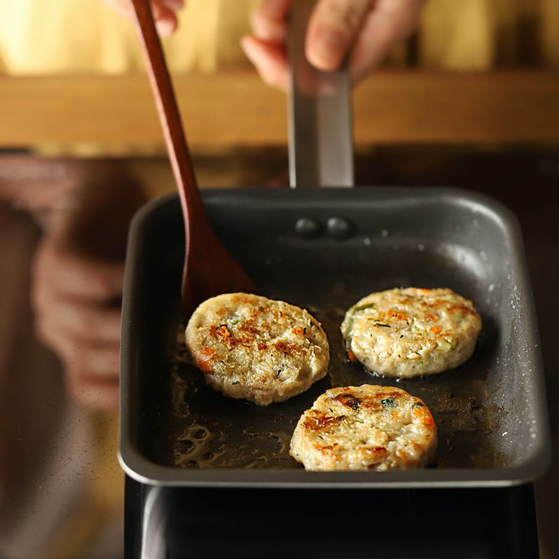 달군 팬에 약간의 기름을 두르고 동그랑땡을 앞 뒤로 노릇하게 구워주세요.