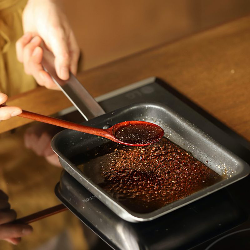 팬에 데리야끼소스 재료를 넣고 농도가 날 때까지 바글바글 끓여주세요.