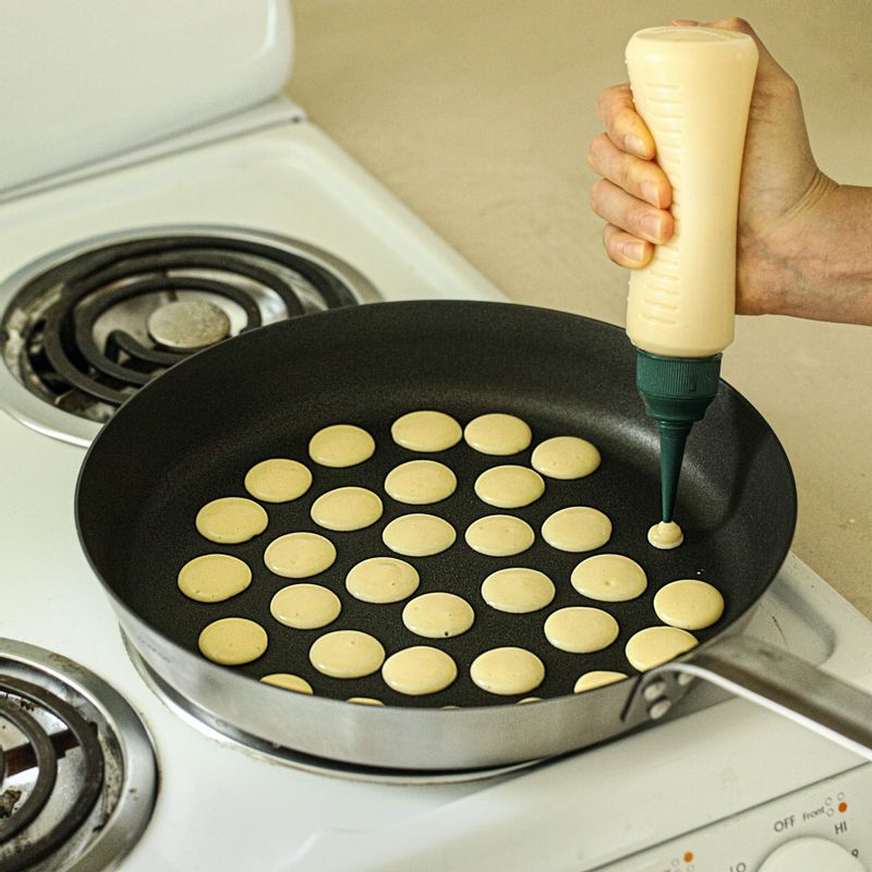 짤주머니나 소스통에 반죽을 담아주세요. 달군 팬에 기름을 살짝 두르고, 중약불에서 반죽을 동그랗게 앞 뒤로 노릇하게 구워주세요.