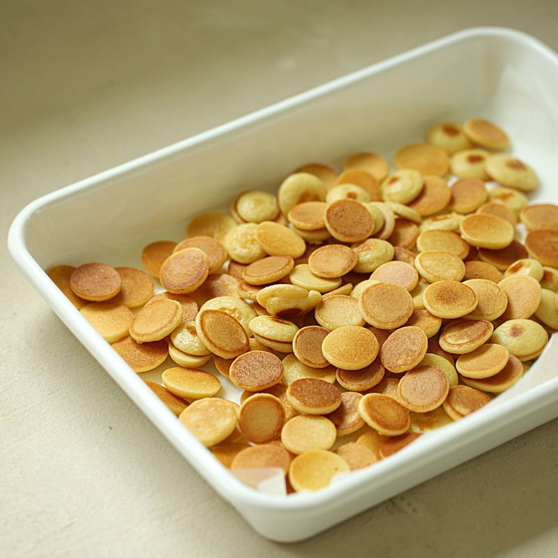 넓은 트레이에 종이호일을 깔고 구운 팬케이크를 식혀주세요.
(5분 정도 충분히 식혀야 바삭한 식감의 팬케이크 시리얼을 드실 수 있어요.)