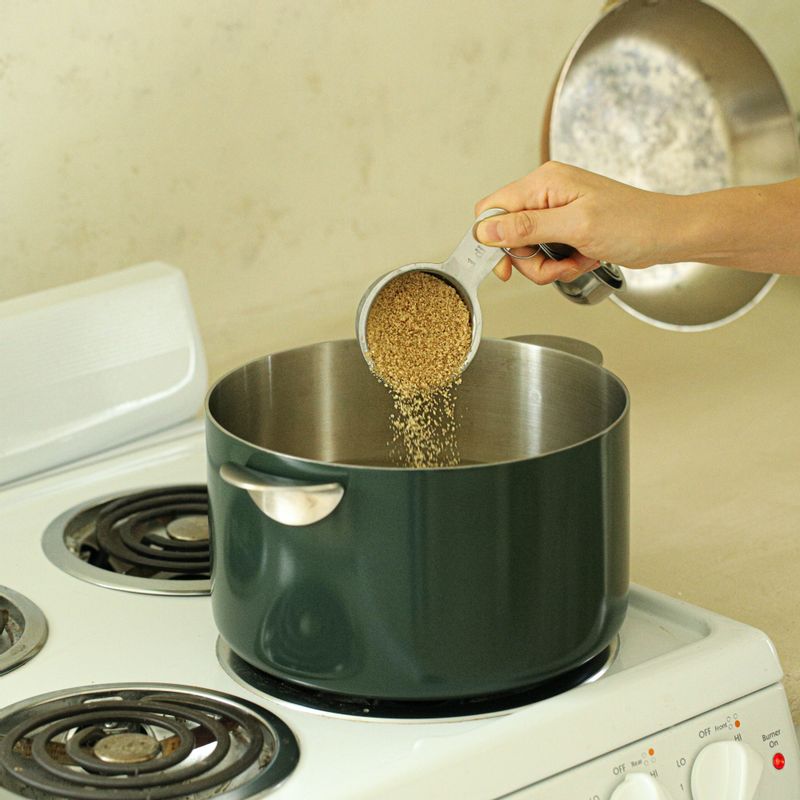 냄비에 물을 끓인 후 설탕을 넣어 녹여주세요.