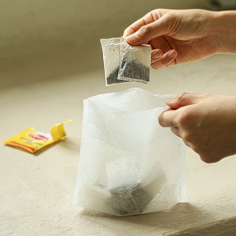 불을 끄고 티백을 넣어 15분간 우려주세요.