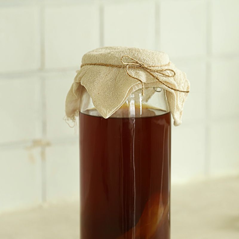 거즈나 키친타월로 입구를 공기가 통하게 막아준 후 끈으로 묶어주세요.