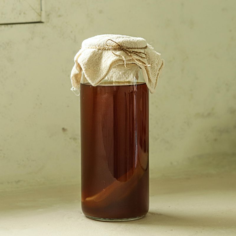 직사광선이 없는 서늘한 곳에서 1~2주 정도 보관해주세요.
(날씨와 온도에 따라 완성되는 시기는 약간씩 차이가 있을 수 있어요. 여름 7~10일, 겨울 14일 정도)