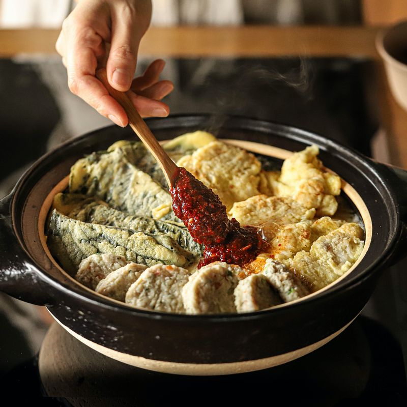 국물이 끓으면 양념 재료를 넣고 3분 정도 끓여주세요. 
(tip. 새우젓을 넣으면 전의 느끼함도 잡아주고 깊고 진한 감칠맛을 낼 수 있답니다.)