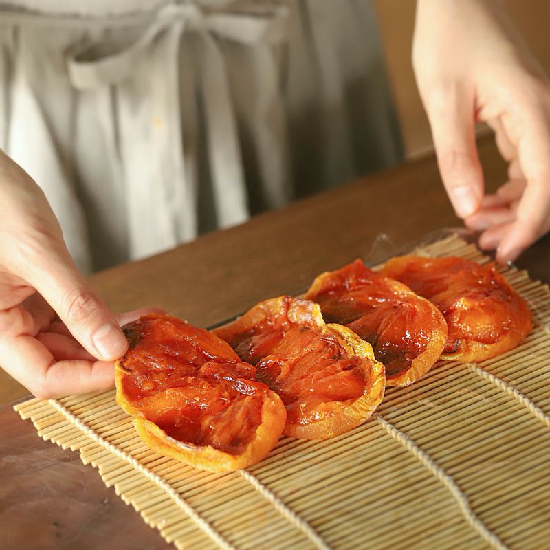 김발 위에 랩을 깔고 곶감을 겹쳐서 올리고 가운데 크림치즈를 올려주세요.