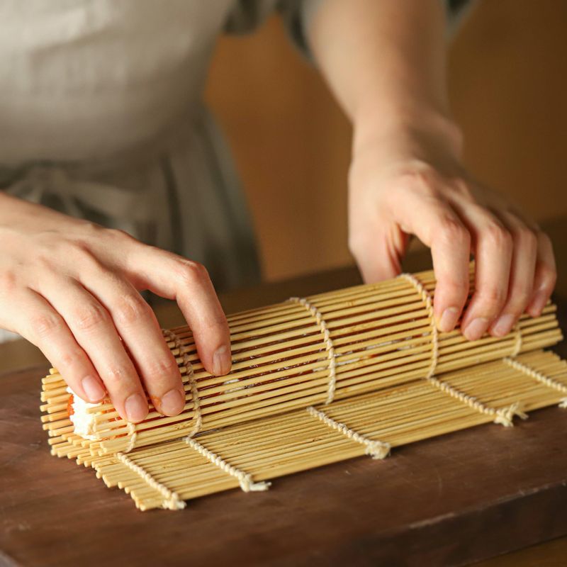 김발을 이용해서 동그랗게 말고 냉동실에 1시간 정도 넣어 단단해질 때까지 굳혀주세요.