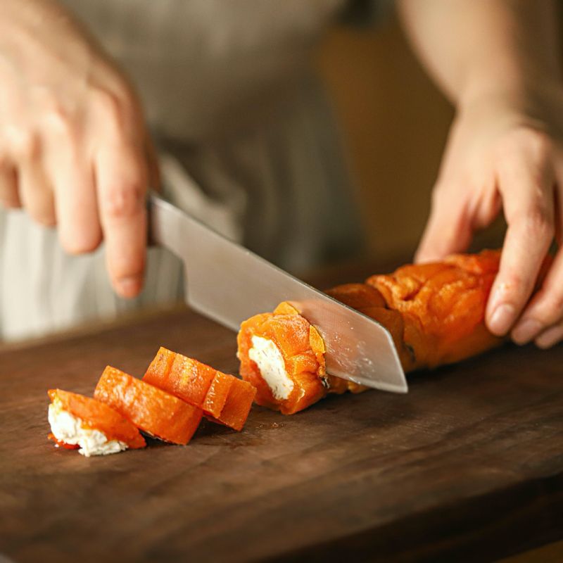 먹기 직전에 꺼내 한 입 크기로 잘라주세요.