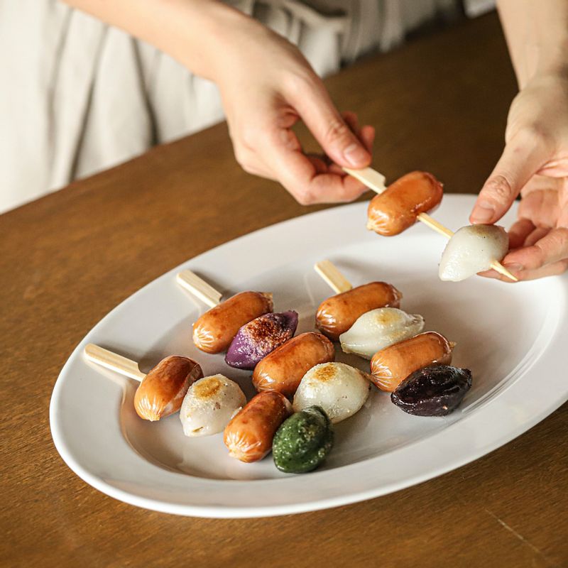 꼬치에 송편과 소세지를 꼬치에 번갈아 가며 끼워 주세요. (송편-소세지-송편-소세지)