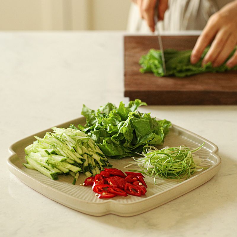 오이와 대파는 5cm길이로 채를 썬 후 대파는 찬물에 담가주세요. 청상추는 한 입 크기로 자르고 홍고추는 어슷하게 썰어주세요.